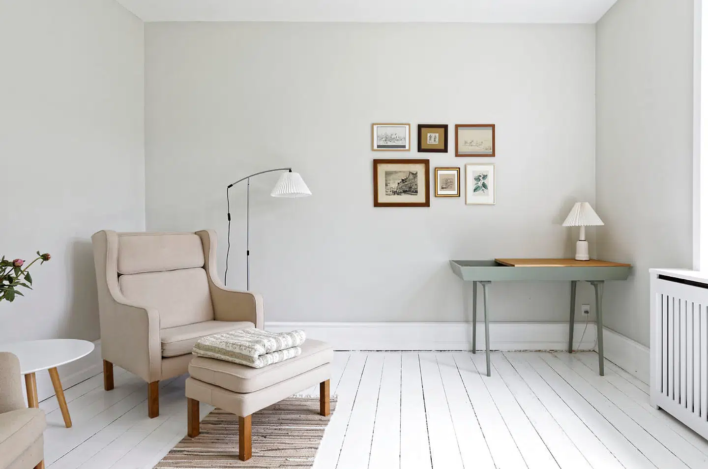 Huset har mange læsekroge – som her.