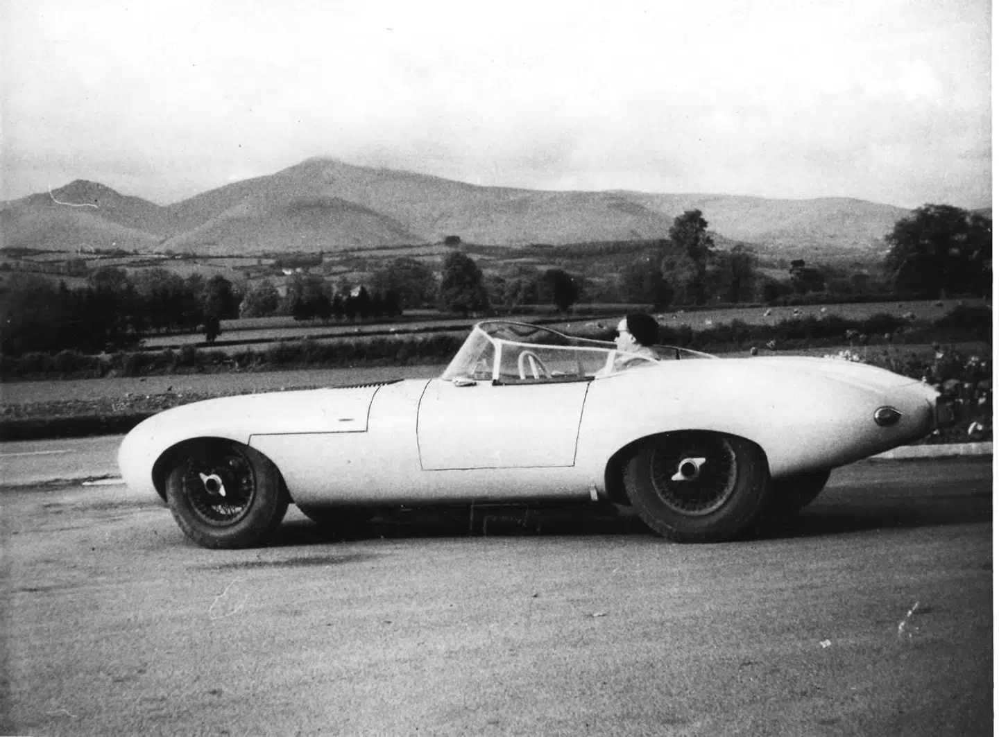 Jaguar E1A hed denne prototype til den senere Jaguar E-Type, som Christopher Jennings kørte de 77 km i Wales med tilbage i 1958 med en gennemsnitsfart på omkring 107 km/t.