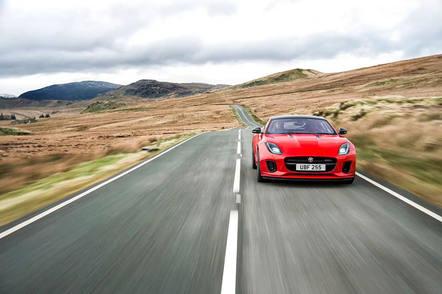 Der skulle gå over 50 år, fra Jaguar introducerede E-Typen, til de lancerede F-Typen, og det var netop en F-Type, som motorredaktøren kørte i, første gang han angreb de 48 miles gudommelig asfalt i Wales.