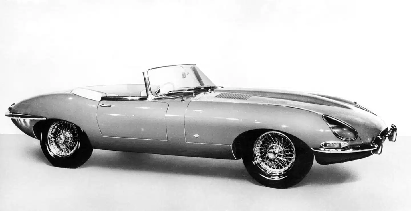 Sådan så den endelige produktionsmodel af Jaguar E-Typen ud, da den blev præsenteret for offentligheden i Geneve i marts 1961. Sidenhen er den blandt andet endt på Museum Of Modern Art i New York som et eksempel på, hvad der sker, når industrien ender med at lave kunst.