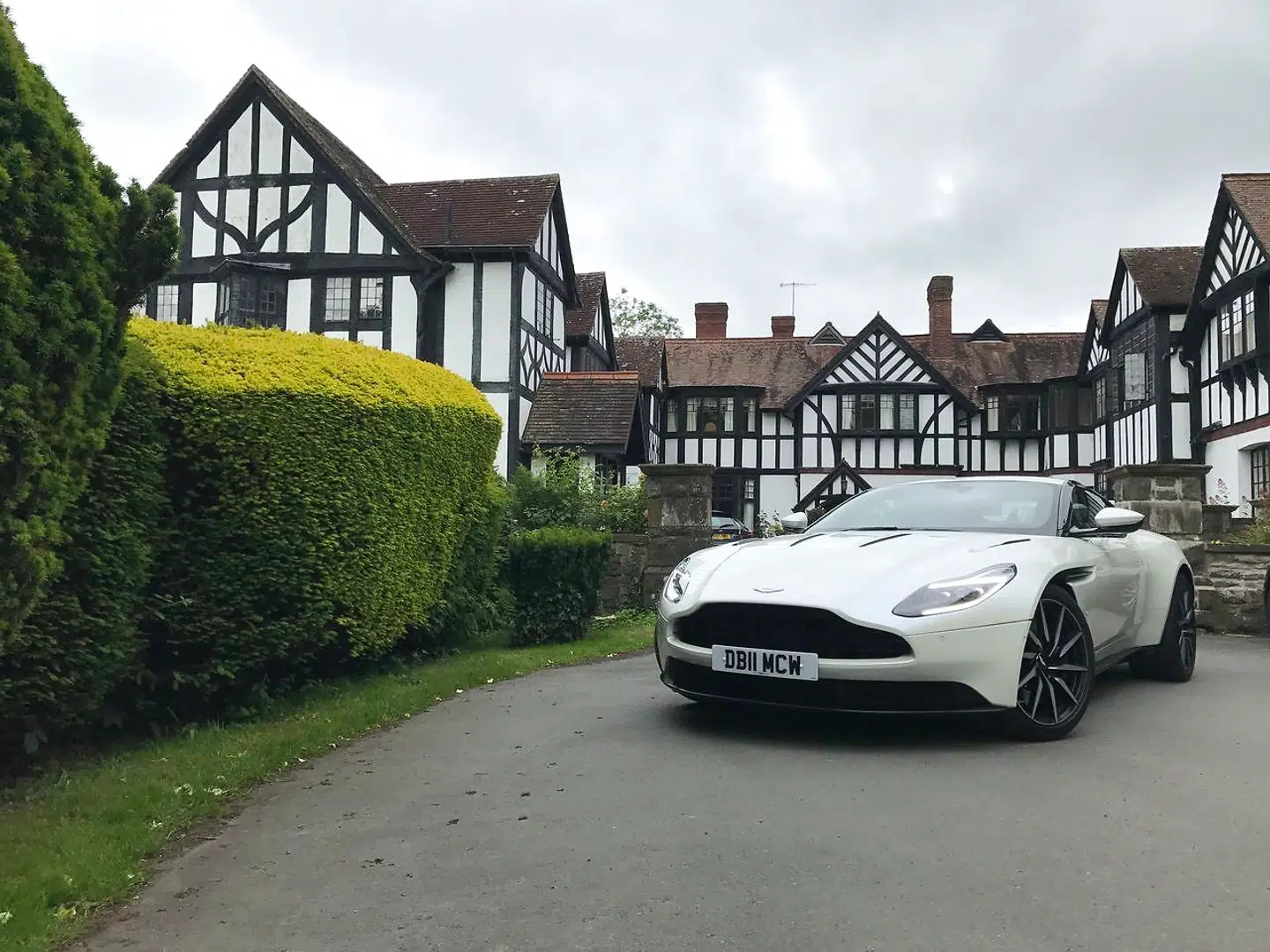 Du skal ALTID møde frisk og veludhvilet op til en dag bag rattet. Wales er rig på små hyggelige hoteller som dette, hvor motorredaktøren boede på sit andet visit på strækningen. Denne gang i en Aston Martin DB11.