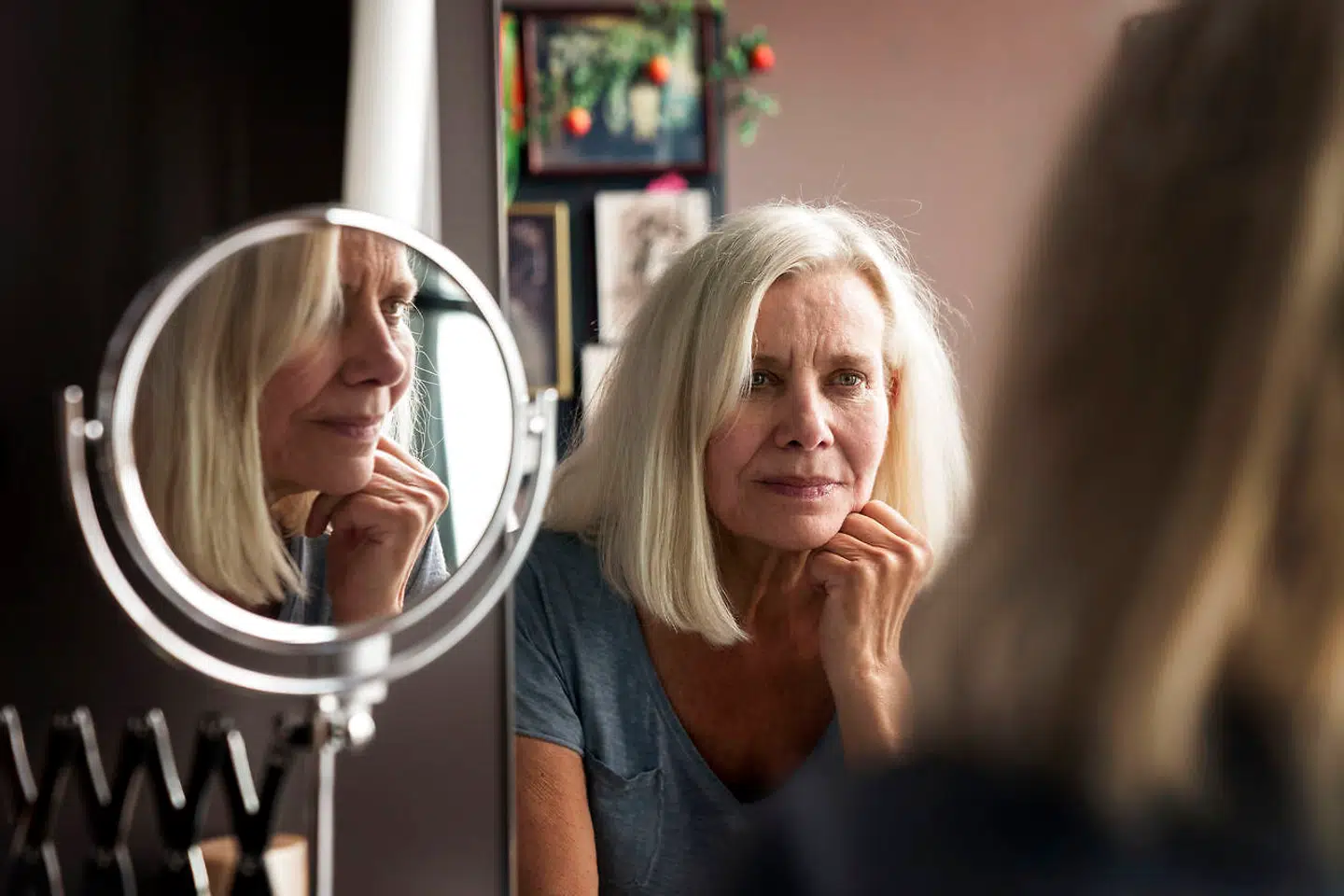 Kirsten Olesen i den garderobe, som hun i mange år delte med Birthe Neumann. Nu er kollegaen Karen-Lise Mynster rykket ind.