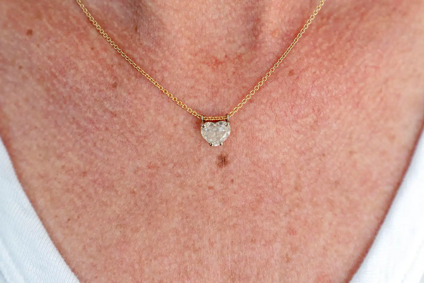 Smykket er meget mere end en fødselsdagsgave. Det markerer også en stærk kærlighed mellem to mennesker og to kulturer.