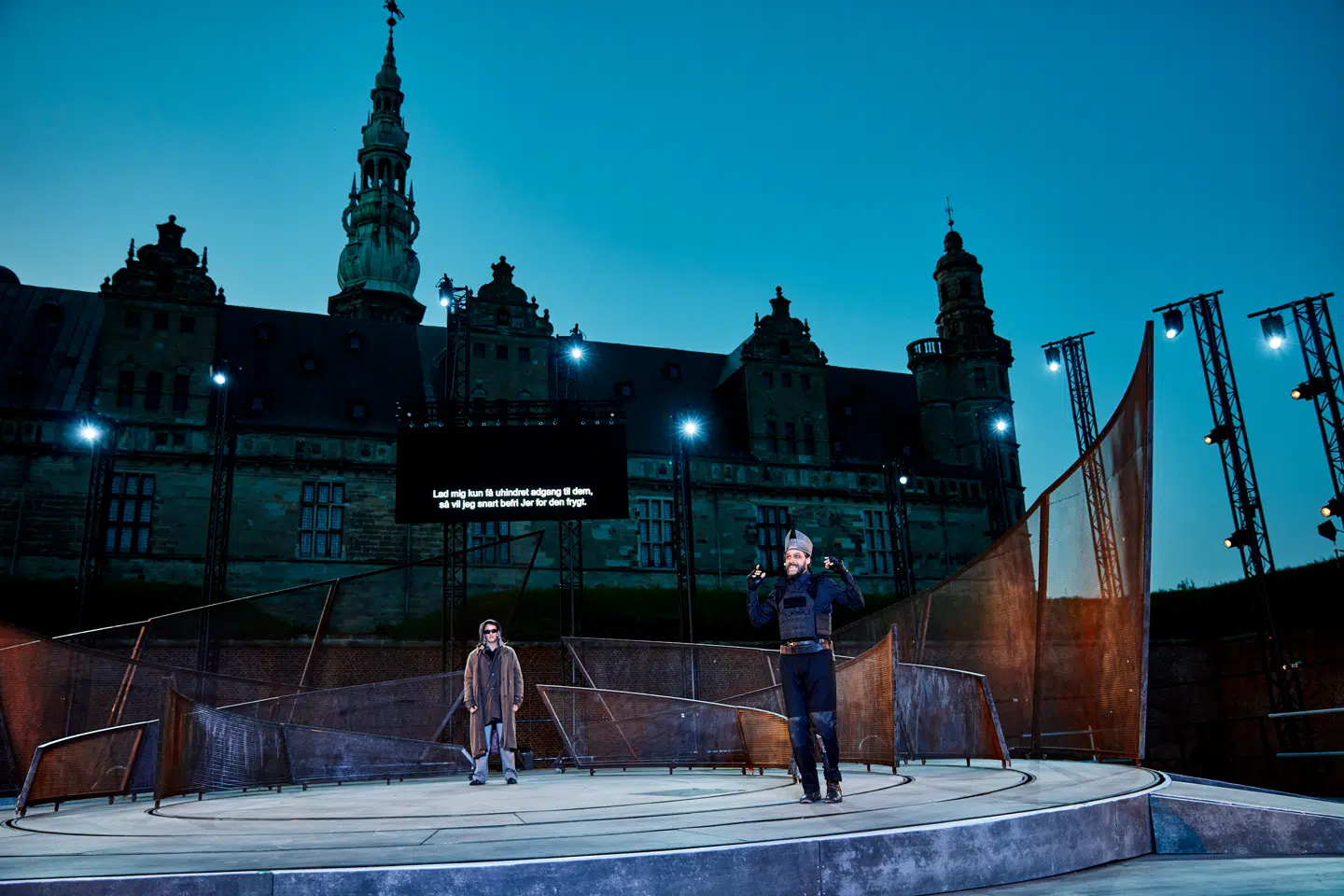 Mads Knarrborg og Casper Crump i opsætningen af »Richard III« med skønne Kronborg i baggrunden. Foto: Bo Nyamnn