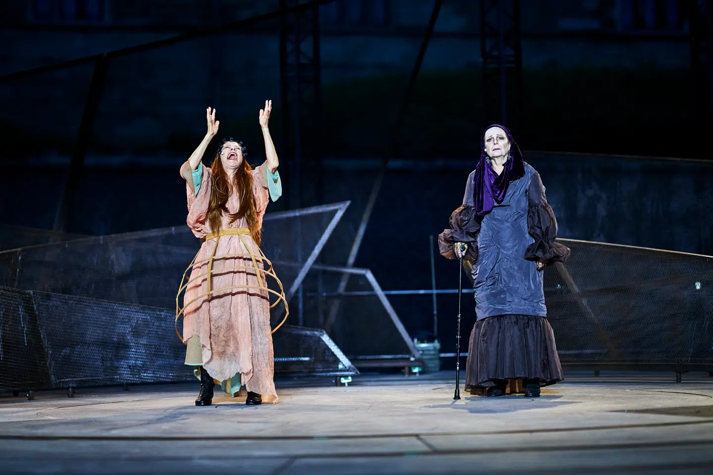 En perlerække af skuespillere i alle generationer medvirker – her Jean St Clair og Anne Lise Gabold som henholdsvis dronning og hertuginde. Foto: Bo Nymann