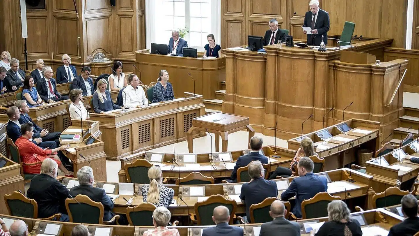 »I stedet for symbolpolitik sagde man engang ideologisk politisk. Det var dengang »ideologi« stod for falsk bevidsthed eller for illusion. Ideologier var anskuelige, men de skulle skjule virkeligheden. (...) Symboler skjuler ligesom ideologier virkeligheden,« skriver Hans Hauge.