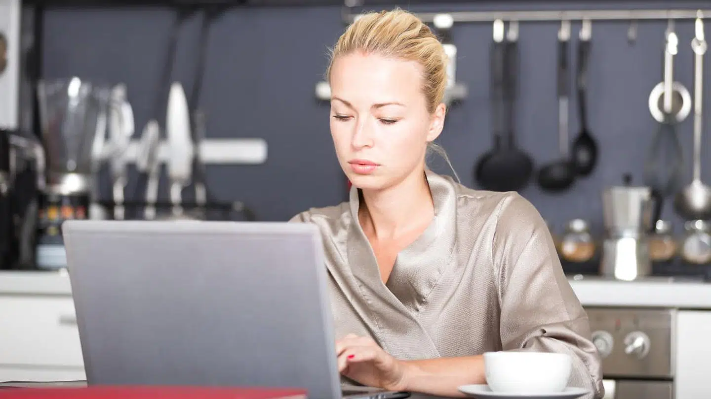 Kvinder er mere stressede end mænd, selv om de i gennemsnit arbejder mindre. De allermest stressede står uden for arbejdsmarkedet som arbejdsløse og førtidspensionister efterfulgt af personer under uddannelse.