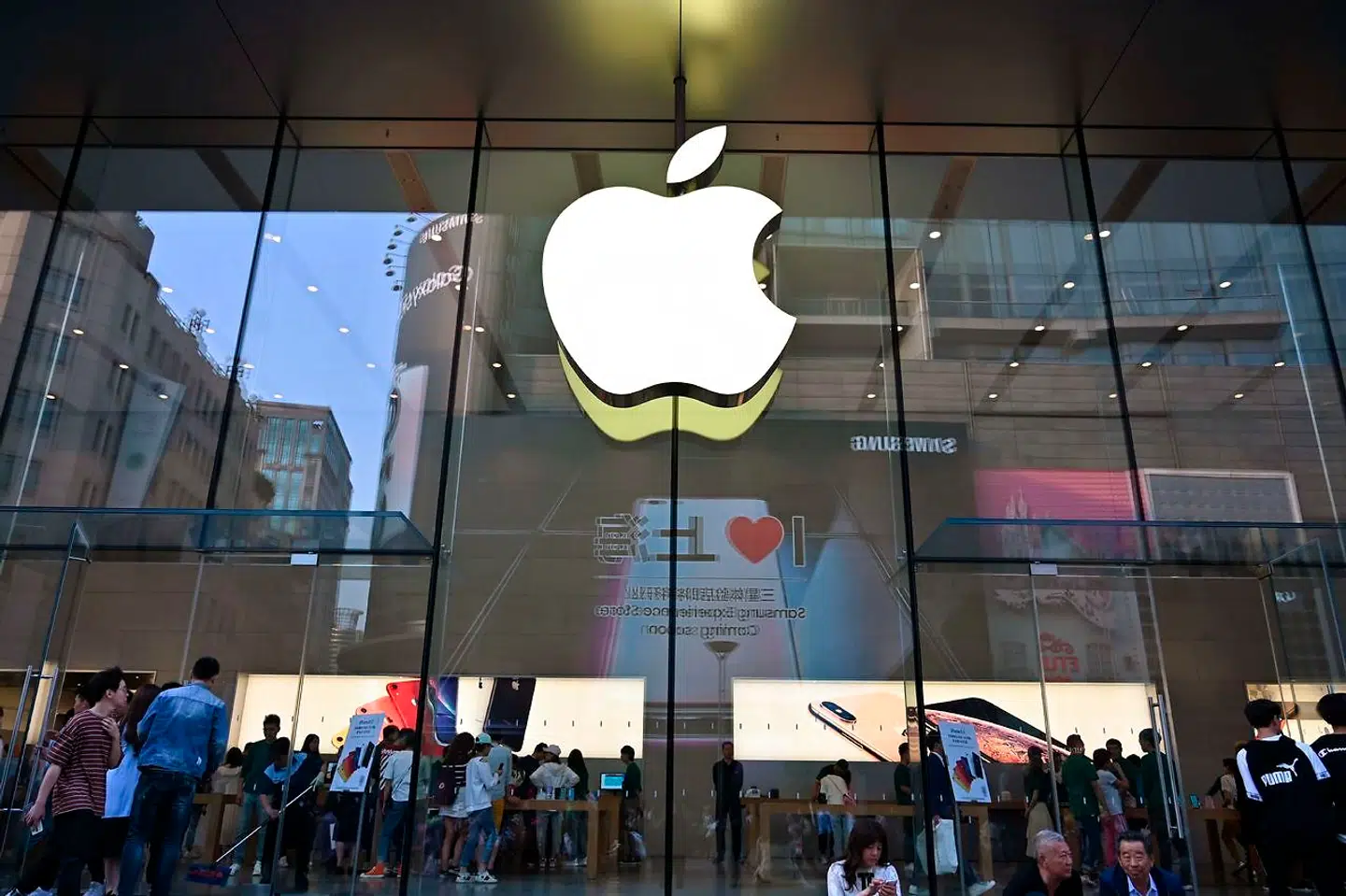 Kunder besøger en Apple-butik i Shanghai, 10. maj 2019. Kina er et vigtigt marked samt produktionsland for techselskabet, men de nyeste toldsatser sår tvivl om, hvorledes produktionen af Apple-produkter bør flyttes ud af Kina.