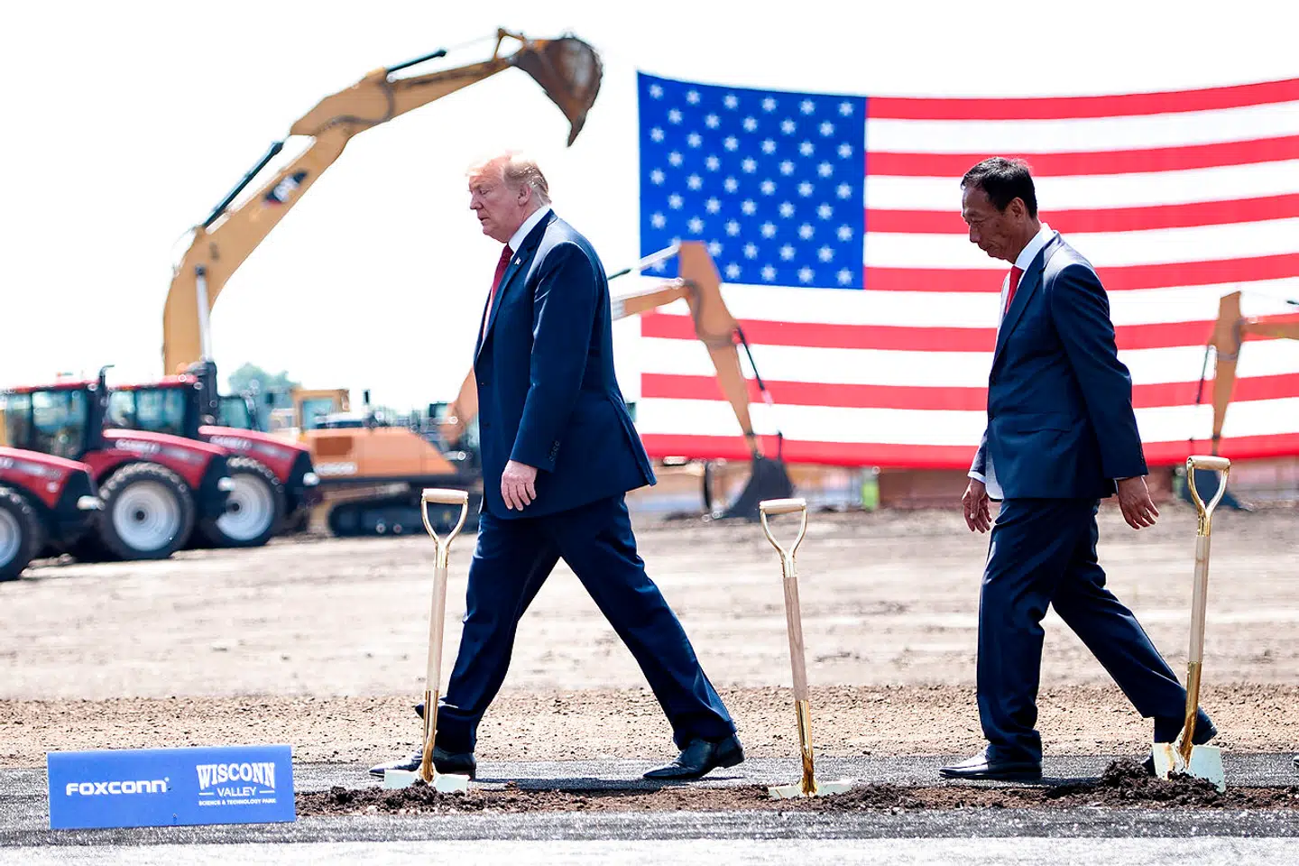 Foxconn, en af Apples hovedleverandører af elektronikdele, forbereder sig også på de forhøjede toldsatser på Apples produkter. På billedet ses USA's præsident Donald Trump og formanden for Foxconn Terry Gou ved indvielsen af virksomhedens facilitet i Wisconsin, 28. juni 2018.