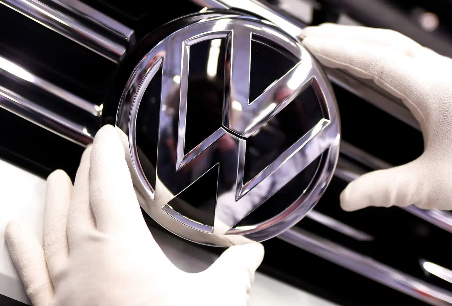 (Arkiv) I fremtiden vil danskerne købe biler på abonnement. Det forudser den danske forhandler af Volkswagen, Sempler Gruppen, som allerede i år forventer, at omsætningen vil stige på grund af abonnementssalg. Her er en ansat på folkevognsfabrikken i Wolfsburg i Tyskland i gang med at sætte det kendte logo på en ny bil i marts 2019. Arkivfoto: Fabian Bimmer / REUTERS / Scanpix