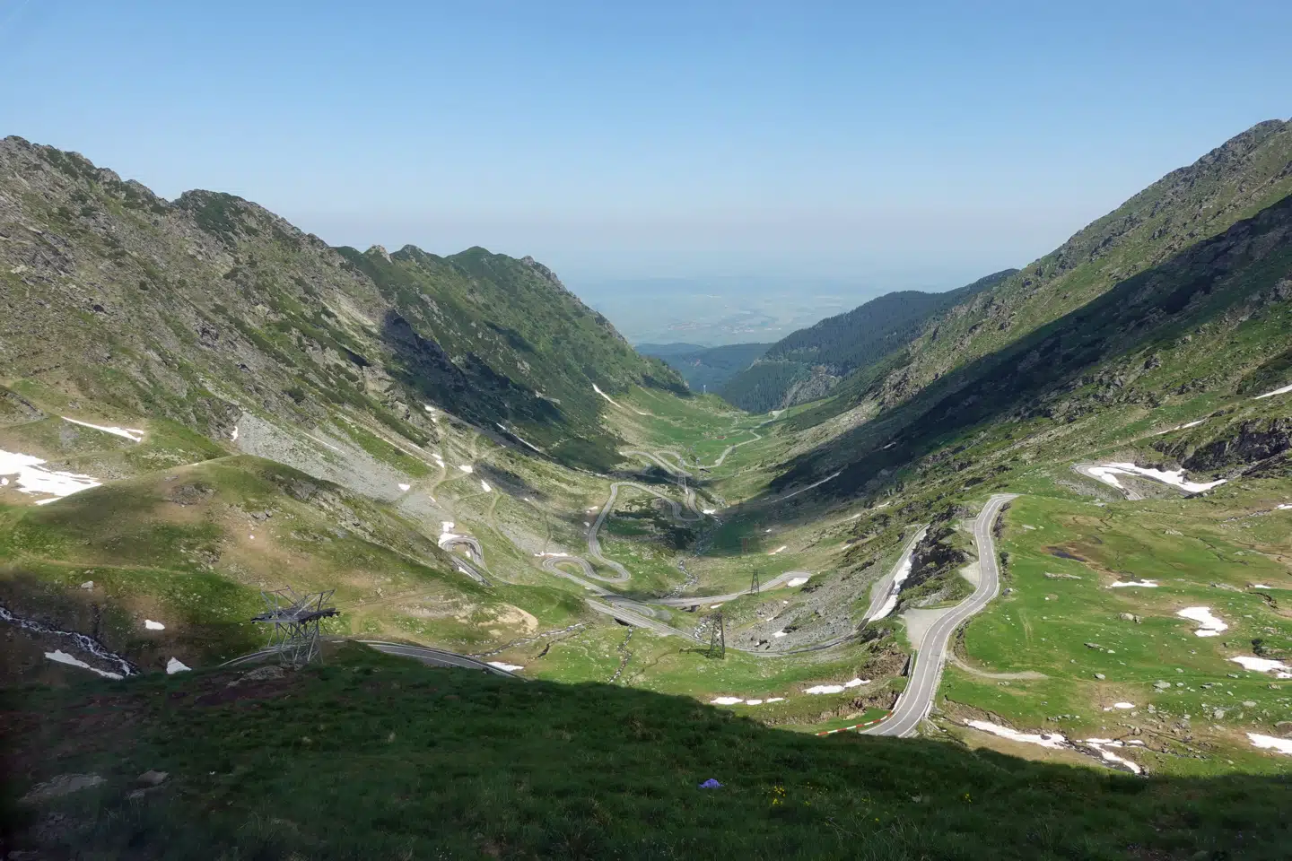 En tur op og ned langs Transfagarasans utallige hårnålesving kræver koncentration hos chaufføren. I år åbnede vejen først 1. juli på grund af sne. Her er vejen fotograferet fra svævebanen, der er åben året rundt.