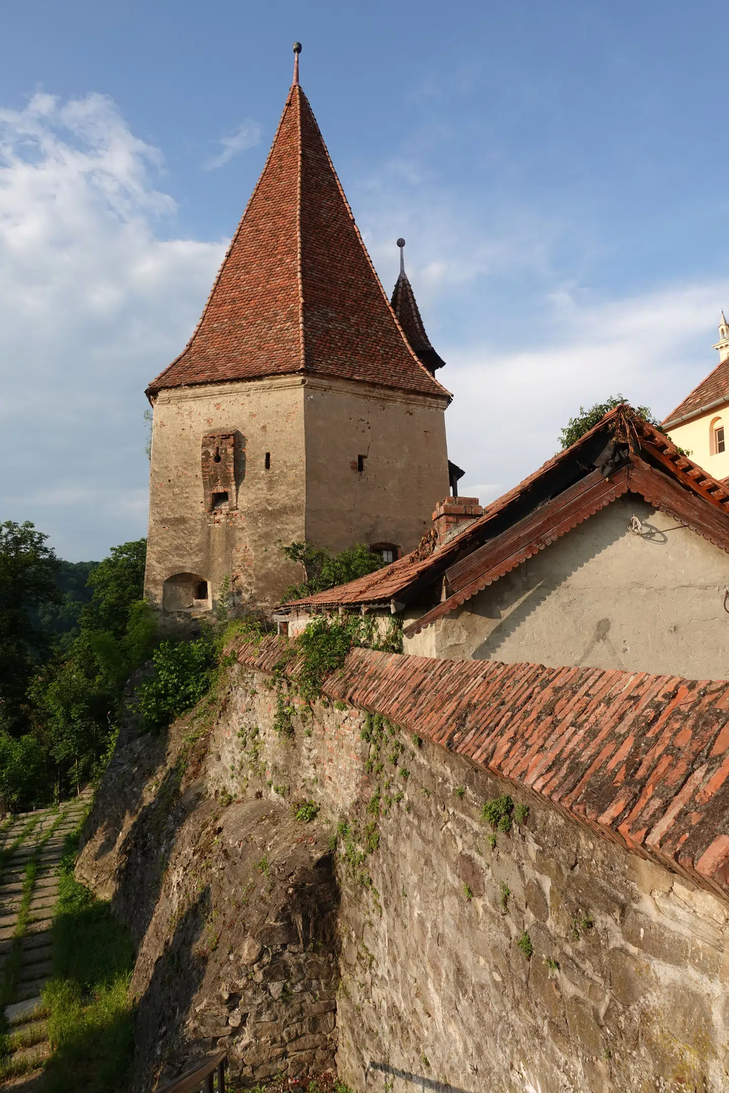 Forsvarstårne var der hele ni af langs den gamle bymur rundt om Sighisorara. Det er muligt at komme op i nogle af dem.