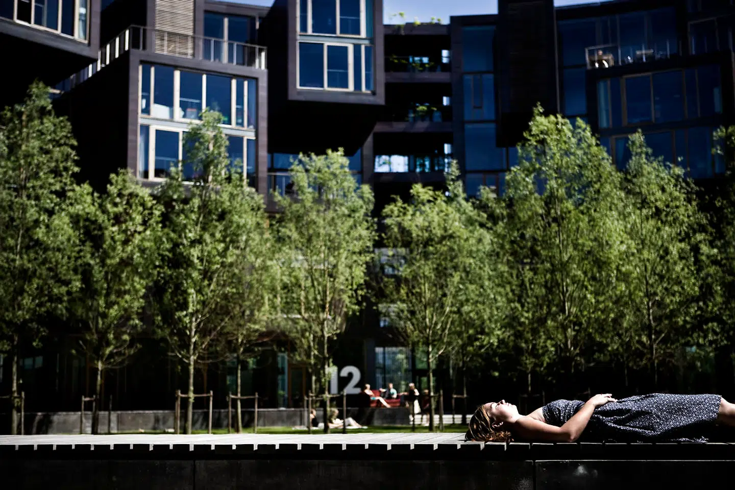 Tietgenkollegiet på Amager. Her ligger nogle studerende og soler sig.