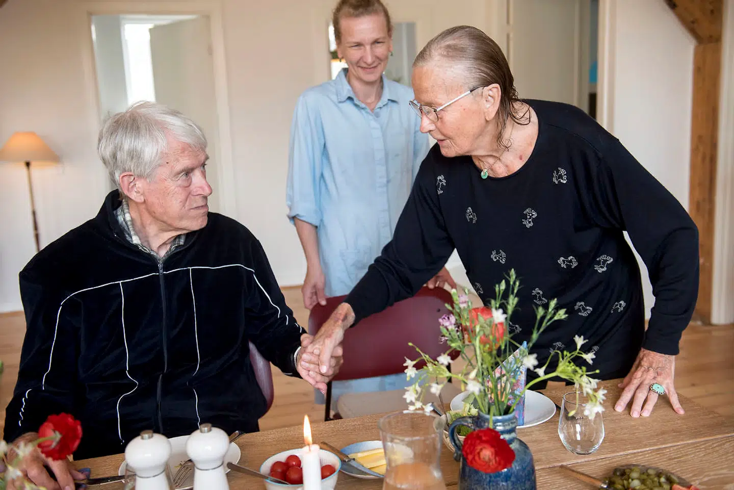 78-årige Erling er dement, han kommer på Søstersanatoriet på Frederiksberg tre dage om ugen. Her spiser han frokost sammen med 75-årige Grethe der også er dement.