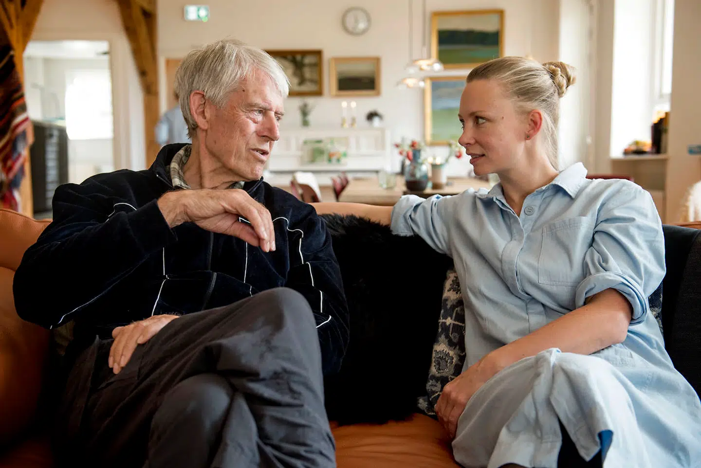 78-årige Erling er dement, han kommer på Søstersanatoriet på Frederiksberg hvor de tager sig af demente. Søstersanatoriet er privat, og pårørende betaler for plejen.