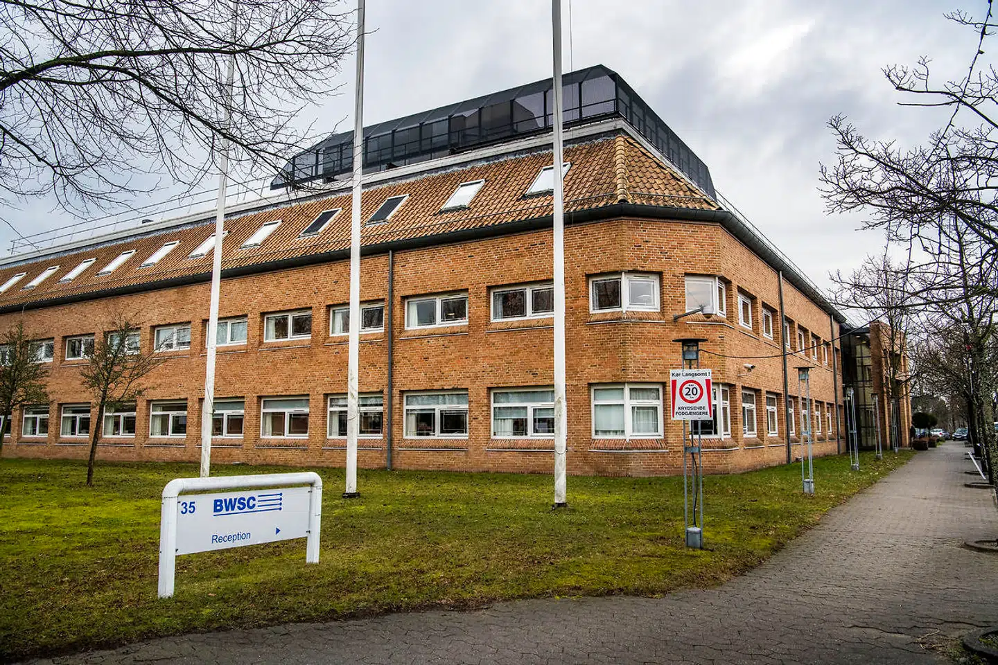 Burmeister-Wain Scandinavian Contractor (BWSC) har bortvist fem medarbejdere og politianmeldt to medarbejdere i forbindelse med projekter, hvor der er mistanke om bestikkelse og underslæb.