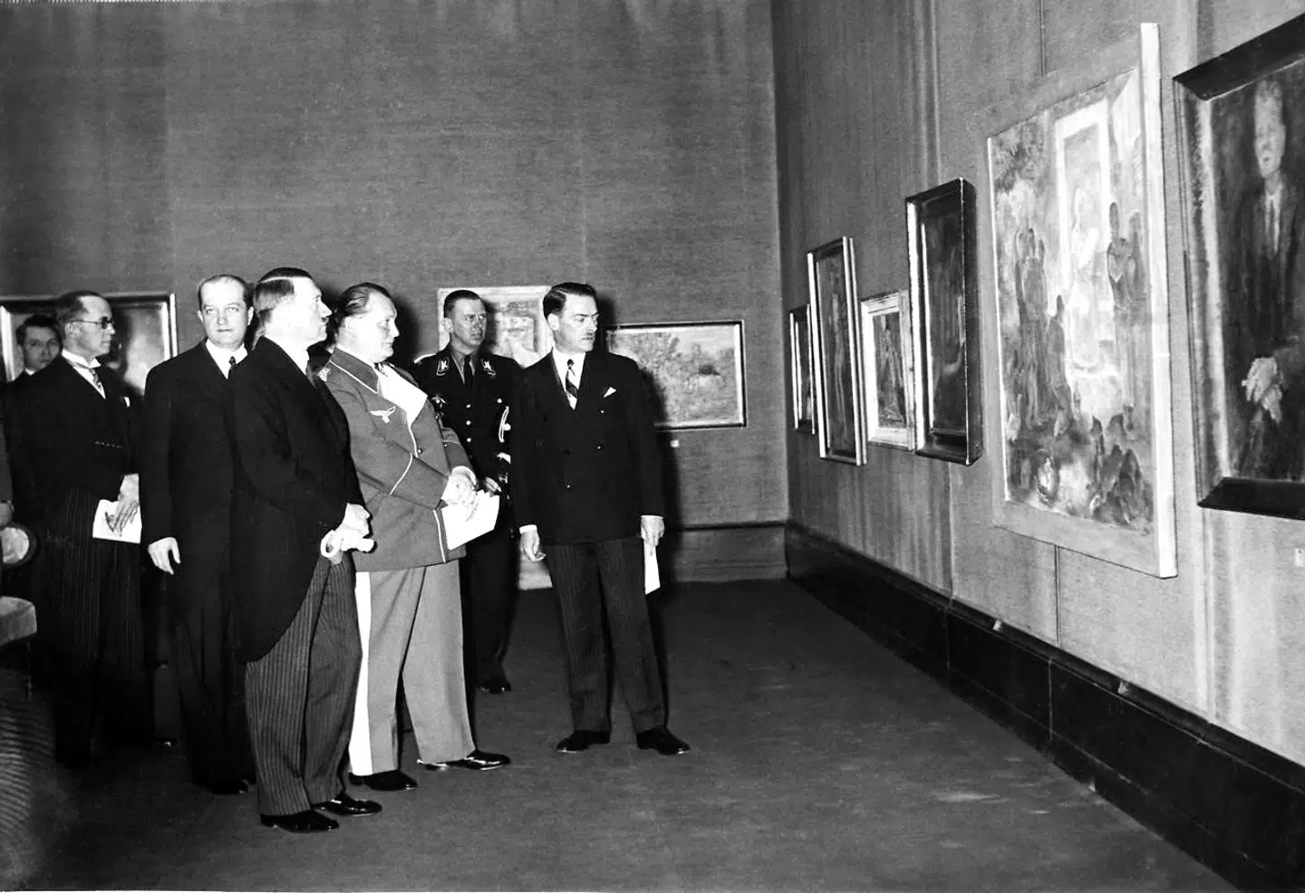 Rigskansler Adolf Hitler og ministerpræsident Herman Göring besøger i 1935 Berlins kunstakademi og ser en udstilling med polsk kunst. Senere, under Anden Verdenskrig, konfiskerede Nazityskland et stort antal kunstværker. Mange af dem er i dag stadig ikke kommet tilbage til deres retmæssige ejere. Det forsøger de tyske myndigheder nu at lave om på.