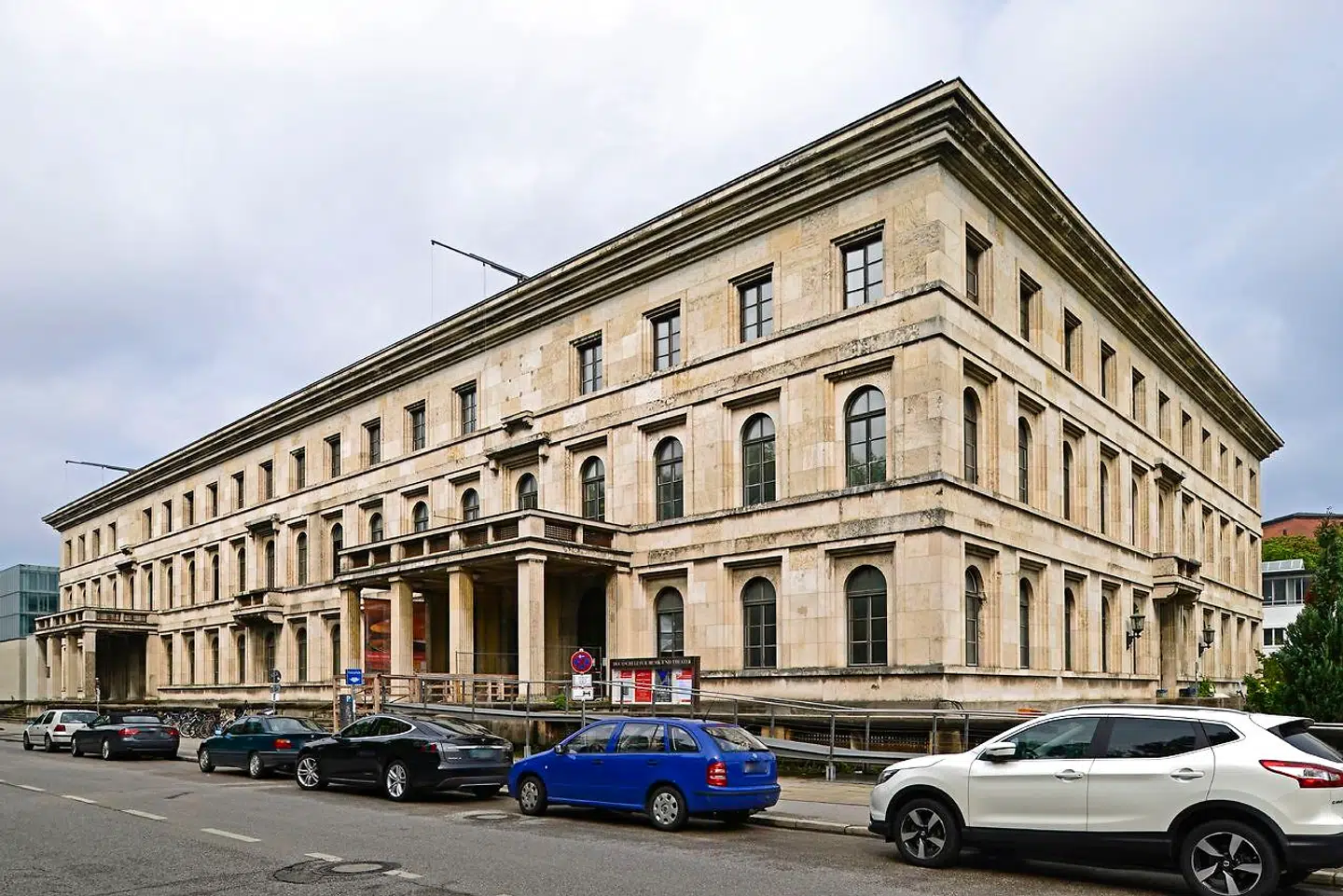 Führerbau, Hitlers hovedkvarter i München, som det ser ud i dag. Det var her, München-konferencen fandt sted - og her det nazistiske styre under krigen opbevarede en del af den kunst, man konfiskerede.