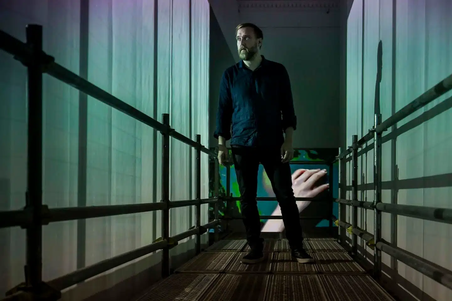 » Mange steder er der en forventning om at kunstnere skal være glad for æren, når de får mulighed for at udstille, men det betaler jo ikke regningerne,« siger Jesper Just, der mener at kunstnere skal aflønnes bedre