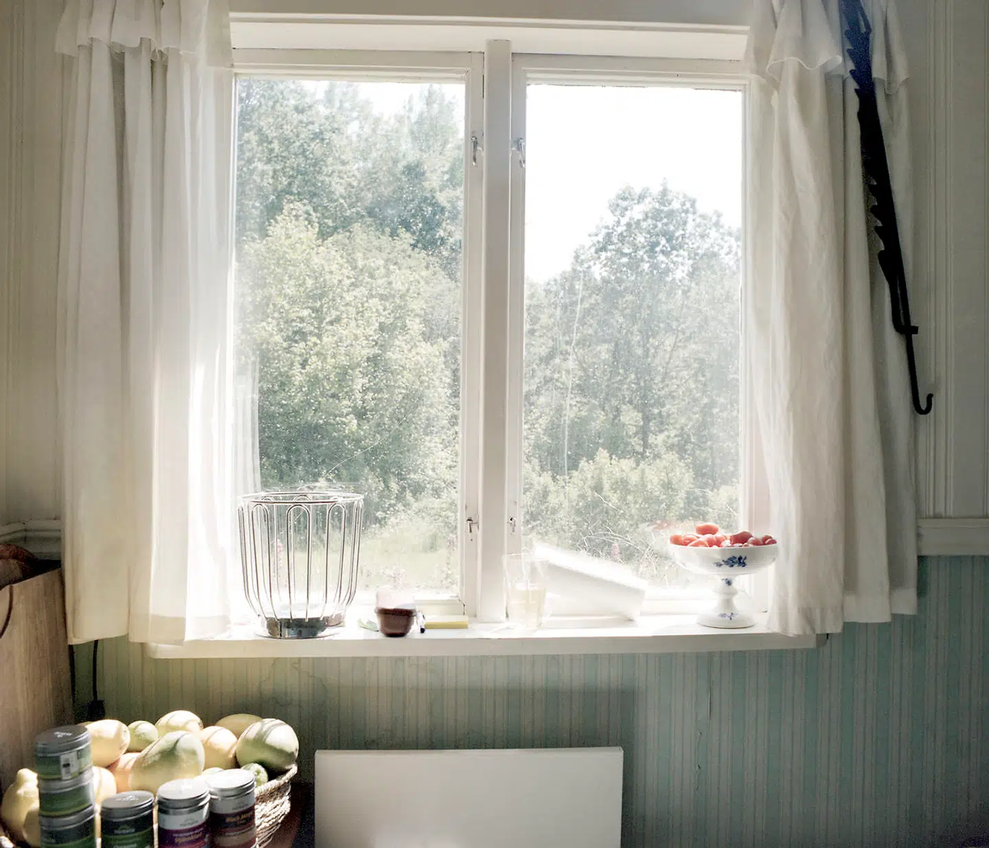 I Louise Bruuns køkken er der hverken alkohol, sukker, gluten, mejeriprodukter eller koffein. Weekendens måltider bød blandt andet på brændenældesuppe, salater med kål, nødder, bær og krydderurter samt urtete og små dadelkugler for at dulme den værste sukkertrang.