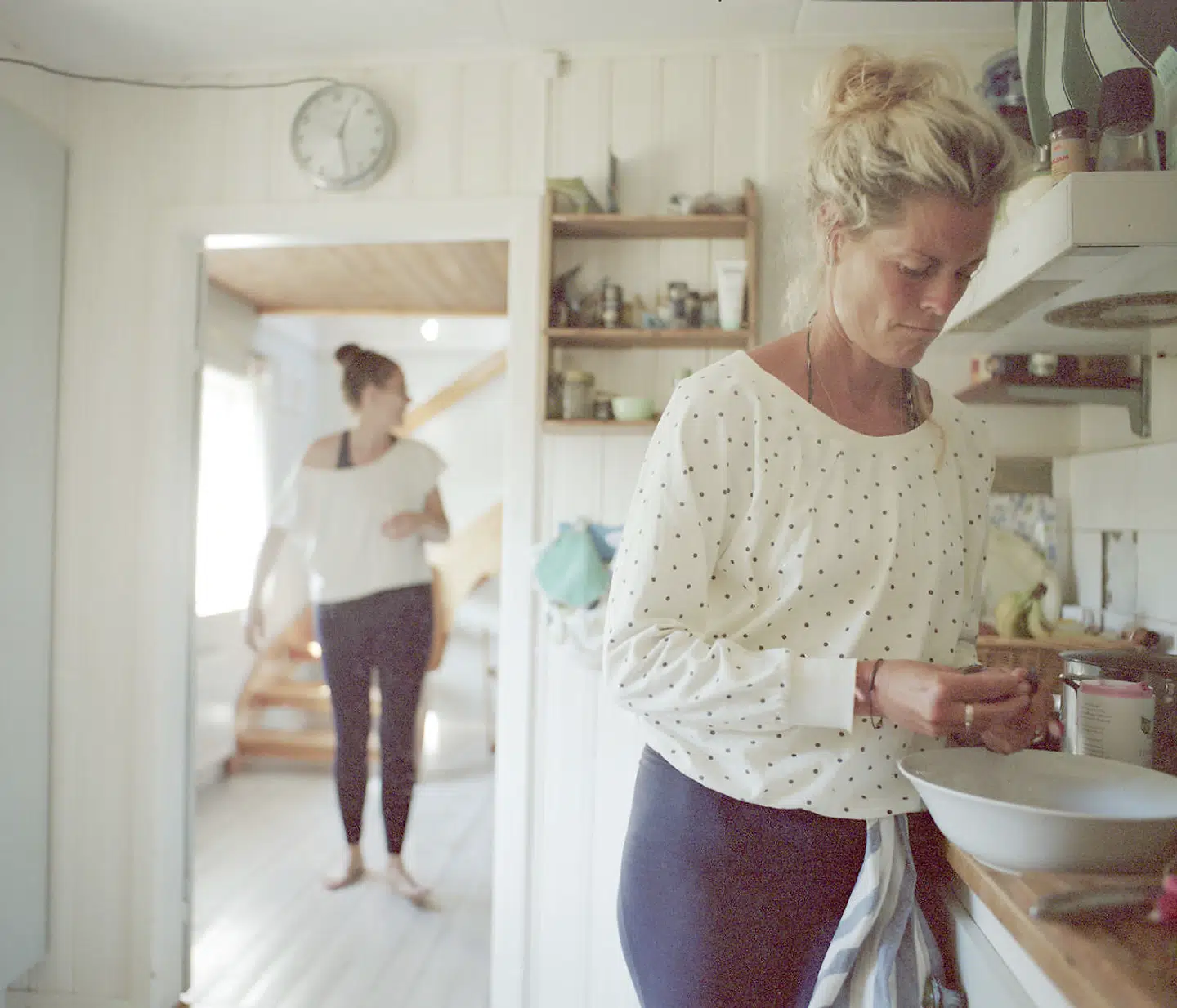 Louise Bruun er blevet kendt for sin antiinflammatoriske kost, der blev introduceret i Danmark af lægen Jerk W. Langer. Sammen har de skrevet to bøger om antiinflammatorisk kost, der er blevet bestsellere. Her ses Louise Bruun på sin ødegaard i Sverige i forbindelse med et arrangeret retreat med fokus på sund mad og bevægelse.