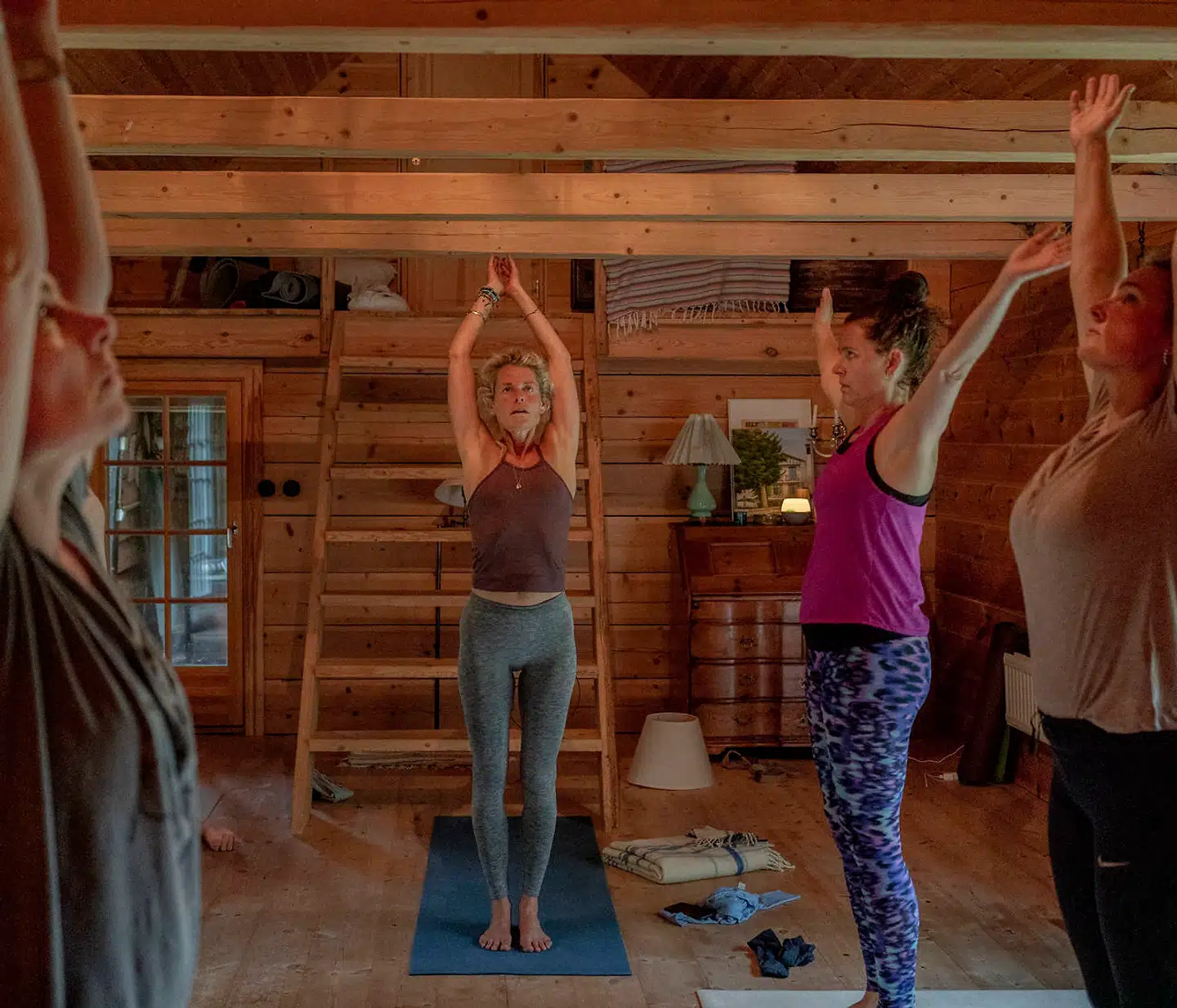 Der er yoga fire gange i løbet af retreatets tre dage. »Louise-yoga« som Louise Bruun forklarer, da en af deltagerne spørger hvilken yogatype, der undervises i.