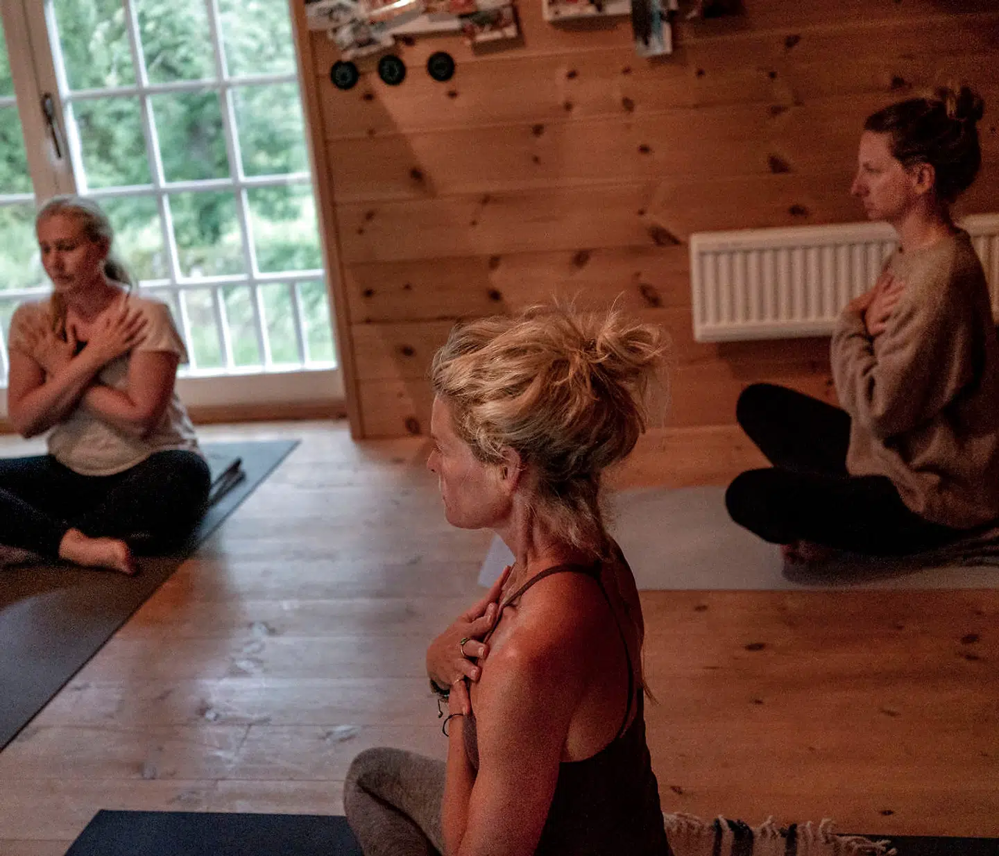 Der er yoga fire gange i løbet af retreatets tre dage. »Louise-yoga« som Louise Bruun forklarer, da en af deltagerne spørger, hvilken yogatype, der undervises i.