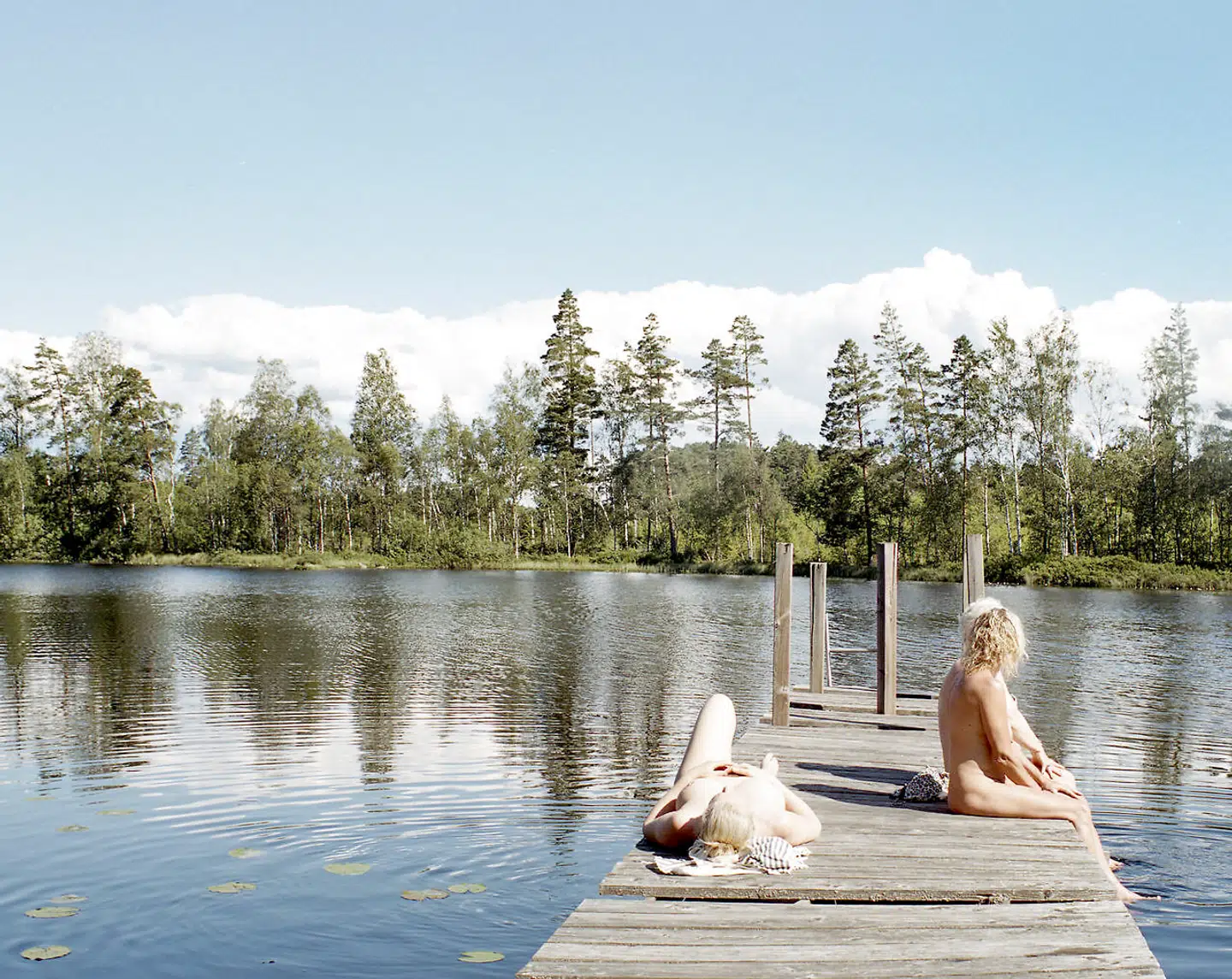 Flere af deltagerne springer nøgne i den private skovsø, der hører til ødegården.