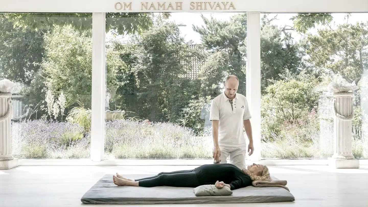 Afslapning er en luksus, fordi det ikke er alle forundt, mener fremtidsforsker Liselotte Lyngsø. Berlingskes journalist Maise Njor besøger i en artikelserie tre steder med ren afslapning som formål. Her prøver kun kræfter med andedrætsteknikken »rebirthing.«