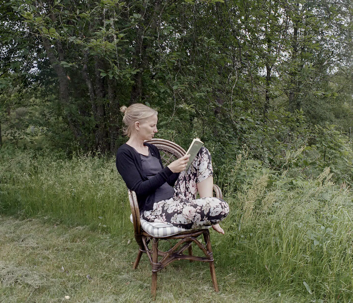 Marie Schaer er mor til to og folkeskolelærer. Hun benyttede frirummet mellem en lang gåtur og eftermiddagens yogatime til at få læst i sin medbragte bog.