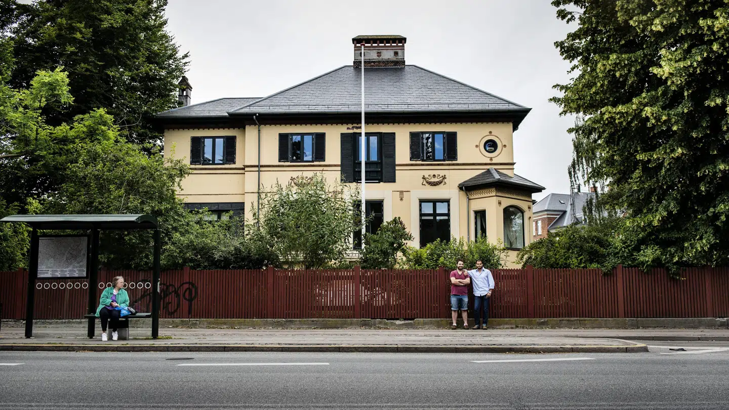 Der boede i sommeren 2015 33 flygtninge i den gamle villa og tilbygningen på Frederiksberg i små otte-ti kvadratmeter store værelser med fælles toilet og bad. Siden er de alle flyttet andre steder hen.