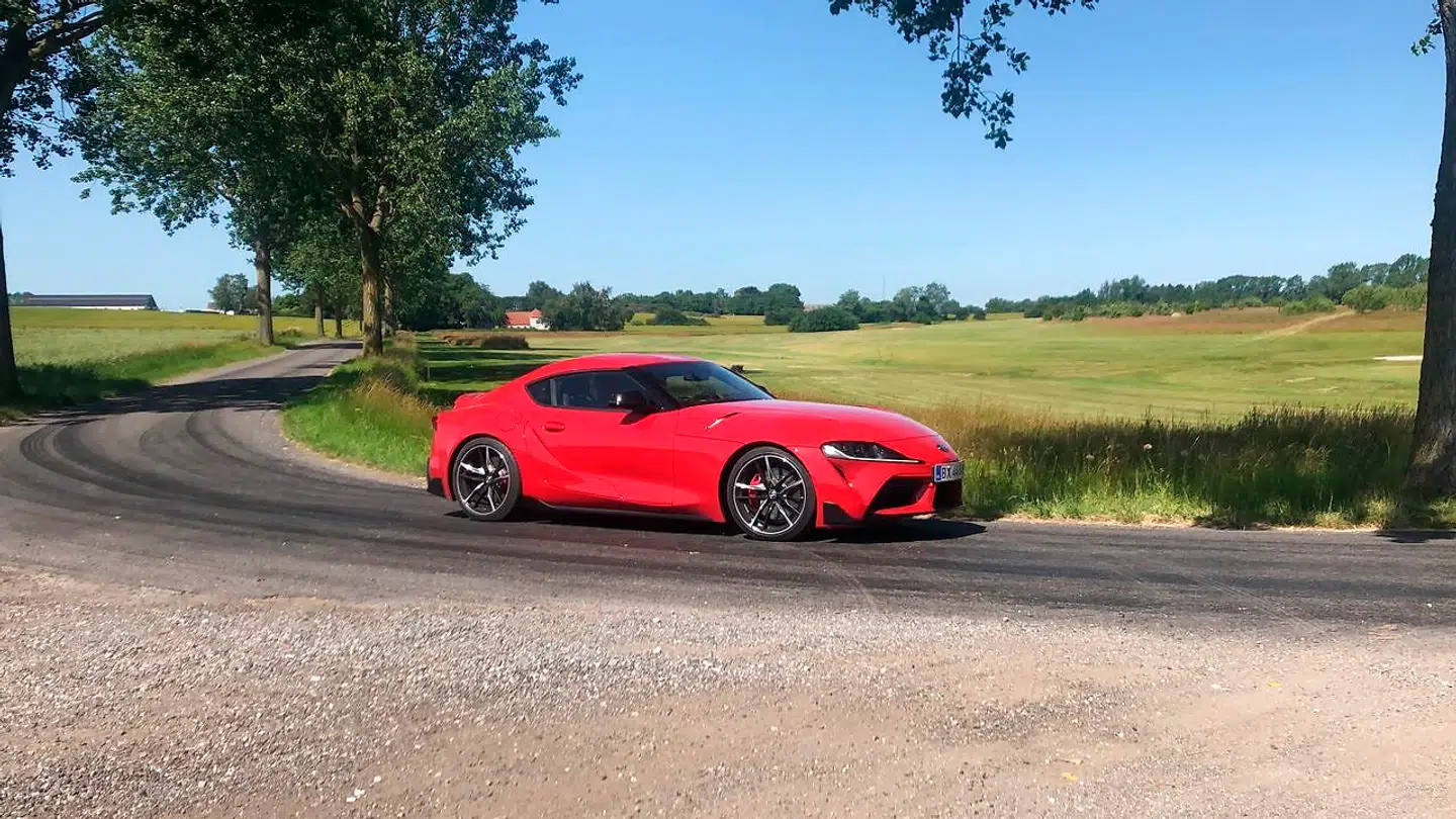 Den nye Toyota Supra er en fuldblodssportsvogn, der lever for 90-graderskurver som denne.