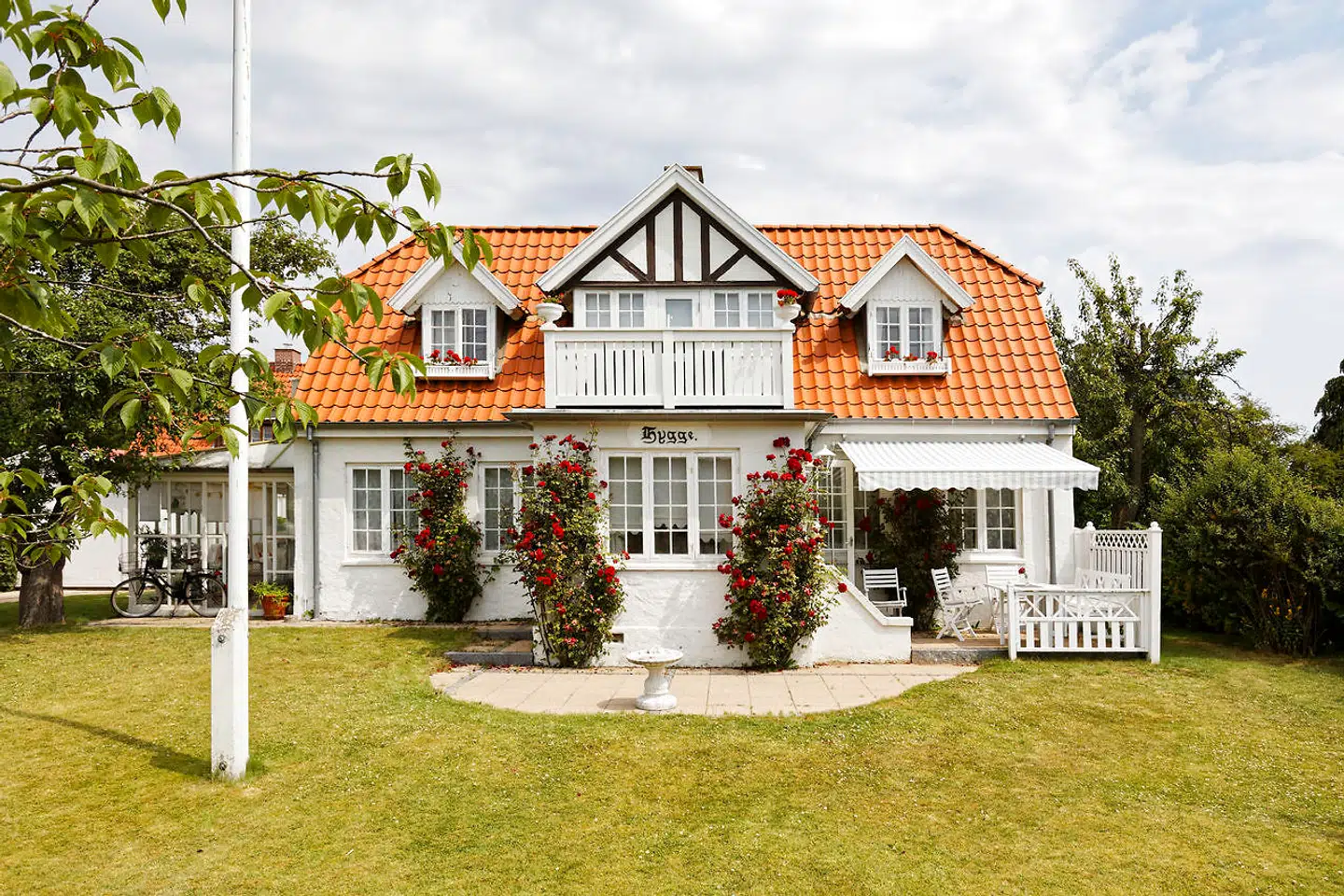 Villa Hygge var temmeligt misligholdt, da Gert Brask opdagede det i 1975. Over en årrække fik han stedet omskabt til sin drømmebolig inspireret af 1800-tallets bygninger.