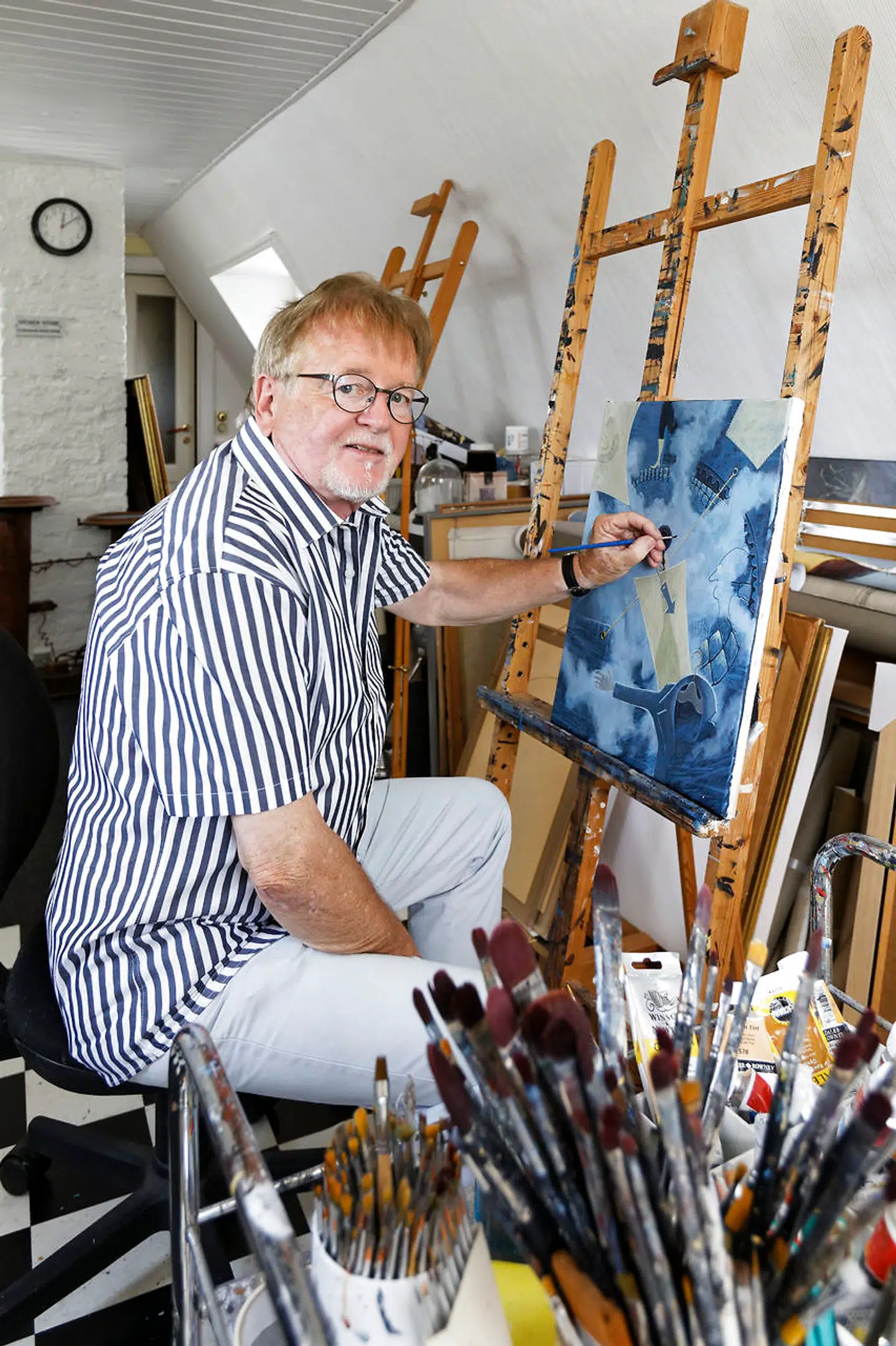 Det meste af førstesalen er omskabt til atelier, hvor Gert Brask maler sine fabulerende værker.