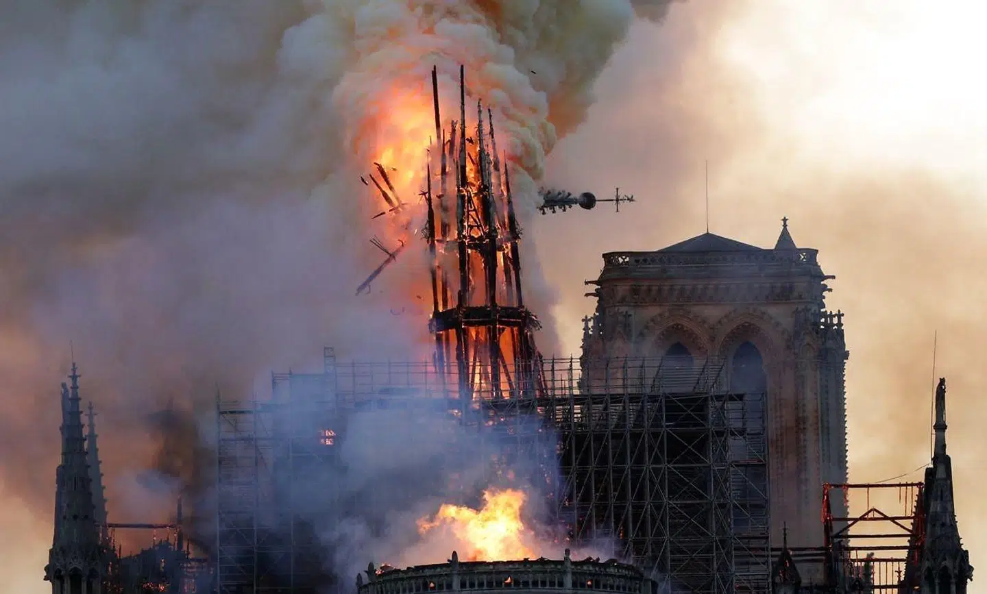 Fotografiet viser det øjeblik, Notre Dames karakteristiske spir styrtede sammen under branden den 15. april 2019.