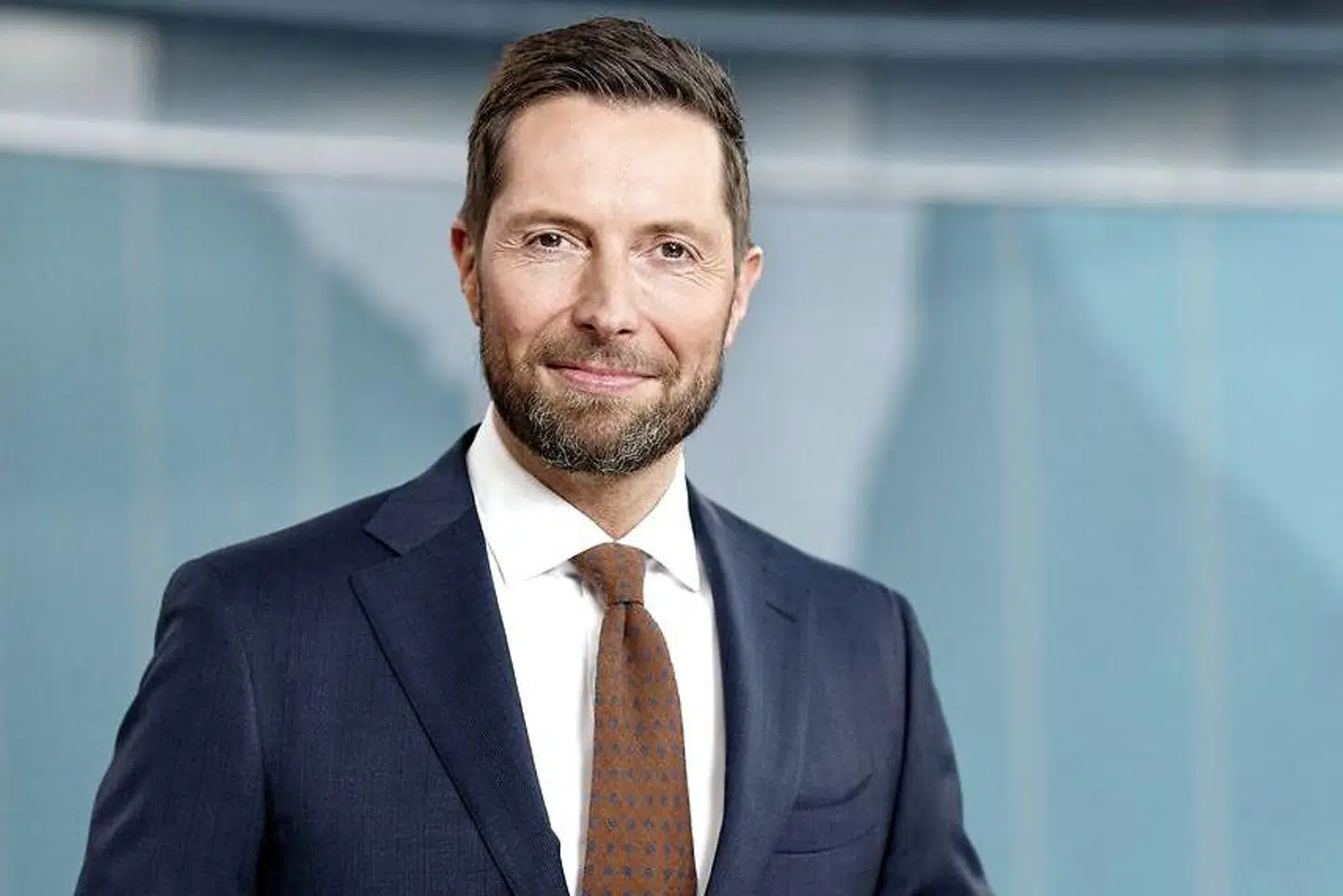 »Kåre Quist kan slet ikke lade være, fornemmer man. Den ellers begavede og behagelige vært MÅ bare forvandle sig fra skarp journalist til jovial ordsmed, dér i slutningen af TV-Avisen,« skriver Jeppe Bangsgaard.