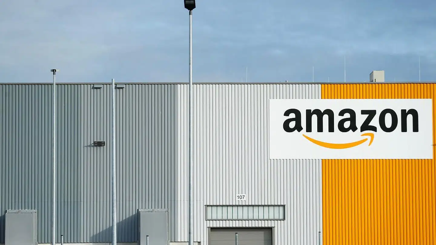 Amazons netsted er blevet så centralt i e-handelen, at mange vælger at sælge deres varer gennem det. Og så høster Amazon dyrebare oplysninger og skævvrider konkurrencen, mener EU-Kommissionen, der nu indleder en officiel undersøgelse af internetgiganten. Arkivfoto: Thilo Schmuelgen, Reuters/Ritzau Scanpix