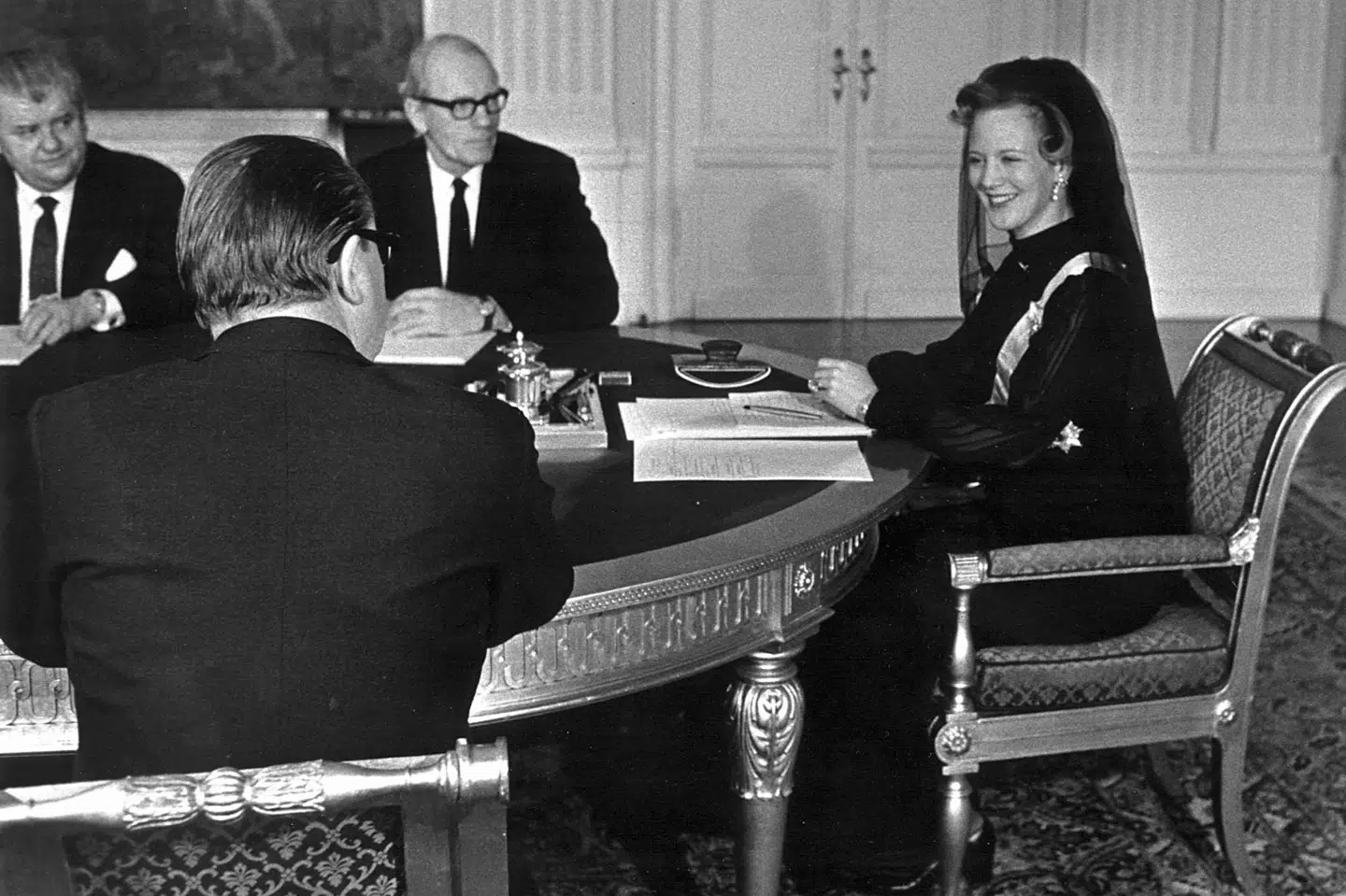 Tronfølger Margrethe deltog i sit første statsråd, da hun fyldte 18 år i 1958. Tirsdag overværer hun, når prins Christian afgiver en erklæring om, at han vil overholde grundloven.