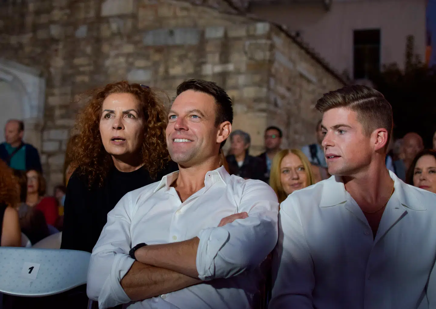 Stefanos Kasselakis (i midten) er den første græske partileder nogensinde, der er åbent homoseksuel. Her deltager han i et valgmøde med sin mand, Tyler McBeth (til højre). Foto: Dimitris Aspiotis, Shutterstock, Scanpix.