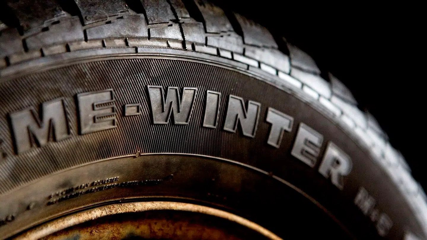 Vinterdæk er ikke lovpligtige i Danmark, hvilket det eksempelvis er i Sverige fra 1. december til 31. marts.