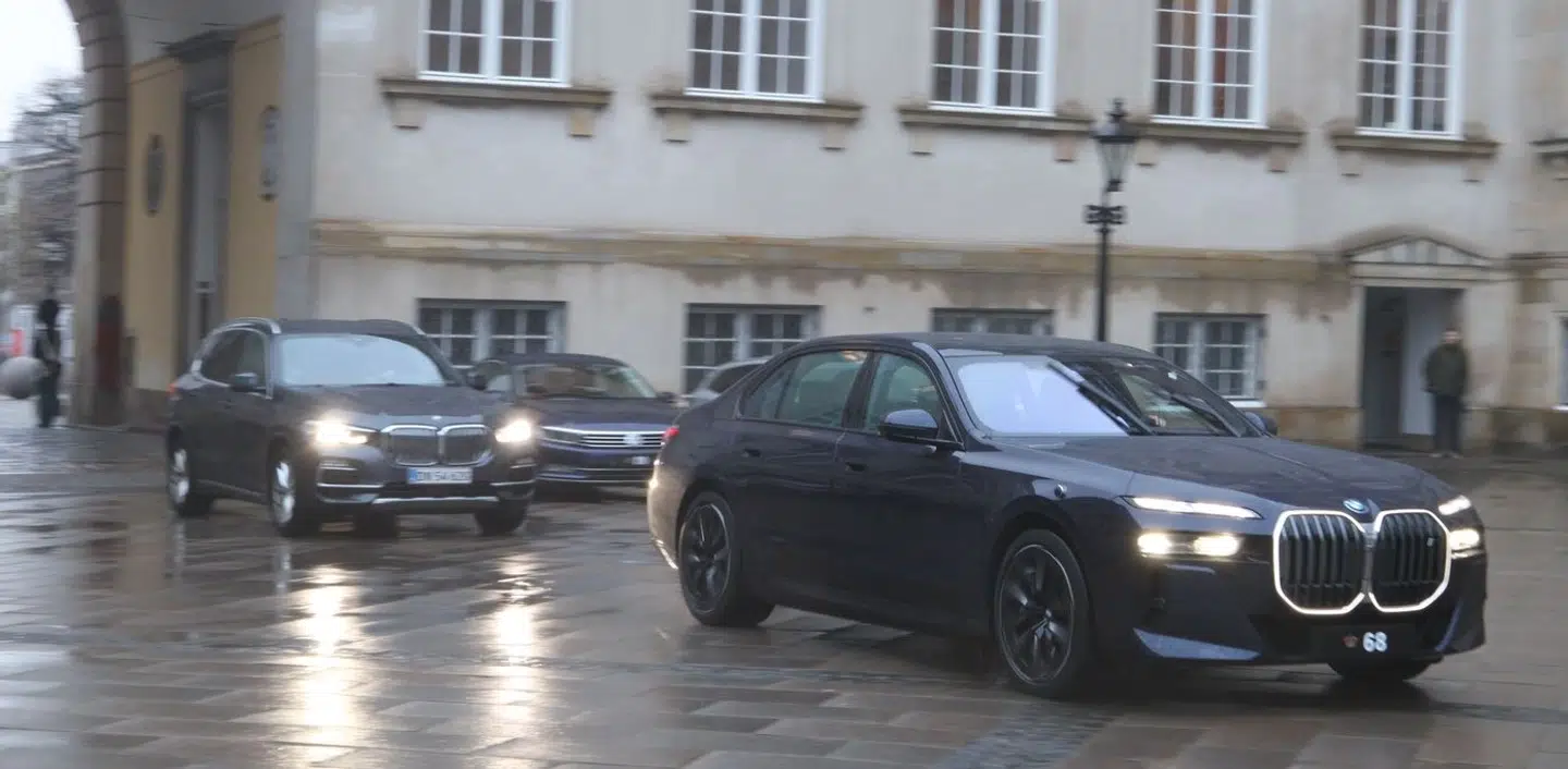Her ankommer kronprins Frederik og prins Christian til Christiansborg.
