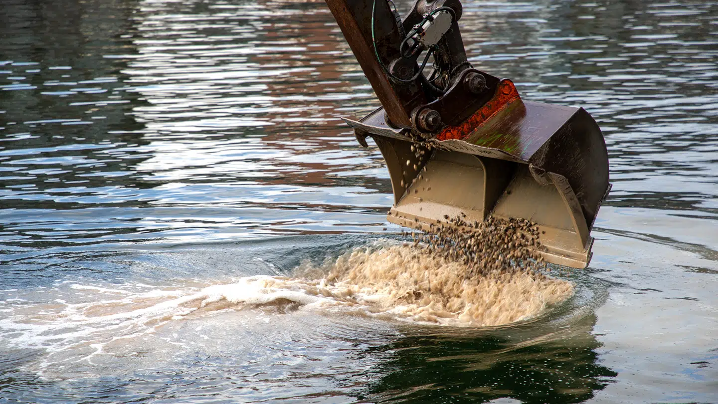 I alt skal 800 ton småsten placeres på bunden ved Teglværkshavnen i Københavns Havn.