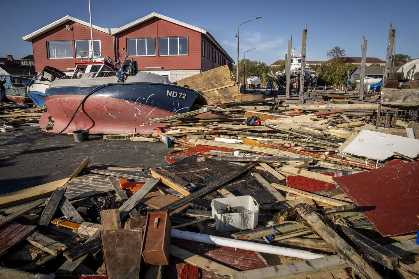 Usædvanligt vejr har i 2023 ramt store del af jorden i form af tørke, styrtregn og oversvømmelser. Det anses for sandsynligt, at den tiltagende globale opvarmning har skylden. Billedet er fra Rødvig på Stevns efter en kraftig storm fra øst i oktober, der andre steder i Danmark gav store oversvømmelser.