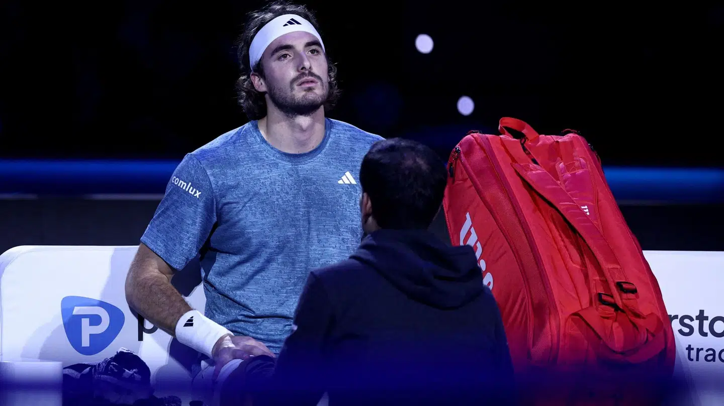 En slukøret Stefanos Tsitsipas måtte tidligt opgive at gennemføre kampen mod danske Holger Rune.