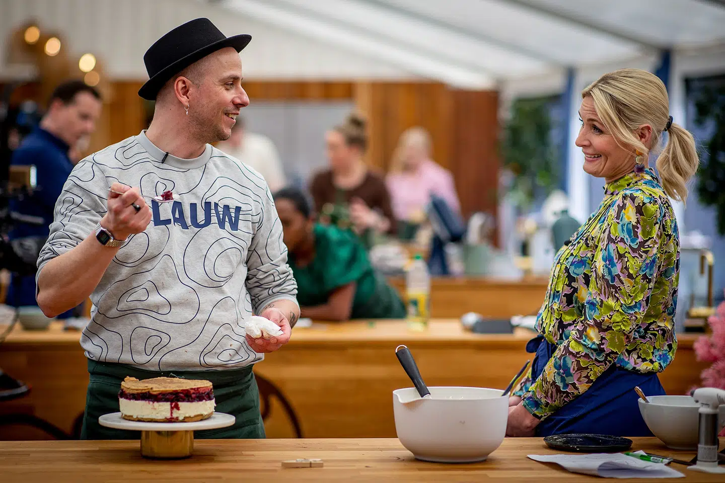 Dommer Katrine Foged med en af årets deltagere.