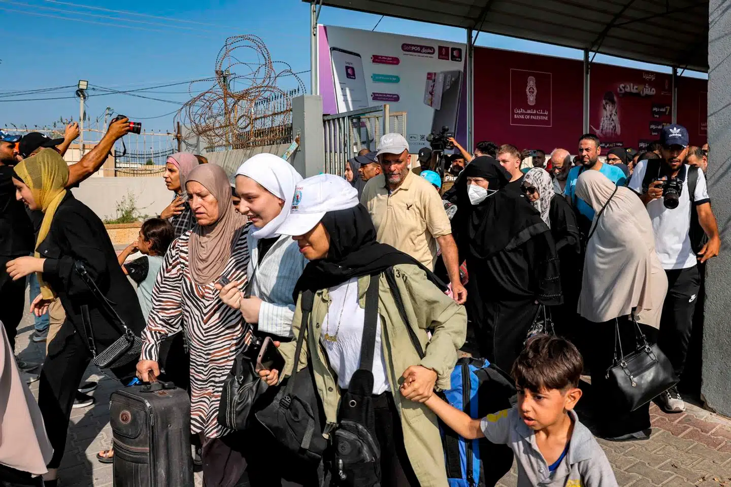 I de seneste mange døgn har op imod 7.000 udlændinge ventet på at komme ud af Gaza. En gruppe af dem er danske statsborgere. De skal over grænseovergangen ved Rafah til Egypten, inden de bliver fløjet til Danmark.