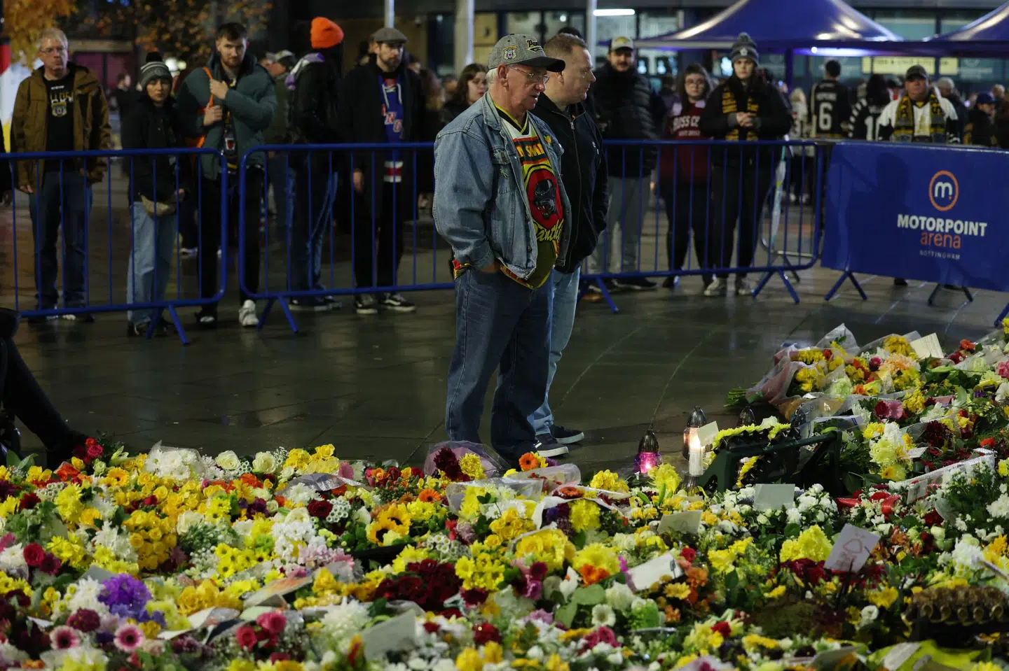 Adam Johnson blev mindet med et hav af blomster efter sin død. (Arkivfoto).