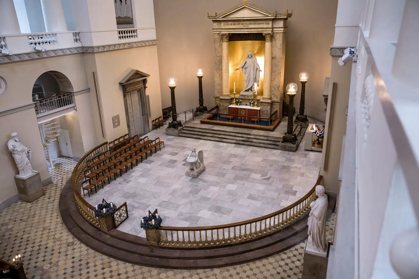 Den mand, der sidste år blev anklaget for krænkende adfærd, er nu fyret fra sin stilling i Vor Frue Kirke.