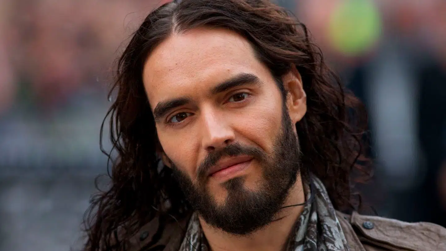 Den britiske radiovært, skuespiller og komiker Russell Brand bliver nu beskyldt af i alt fem kvinder for grænseoverskridende adfærd, voldtægt og overgreb.