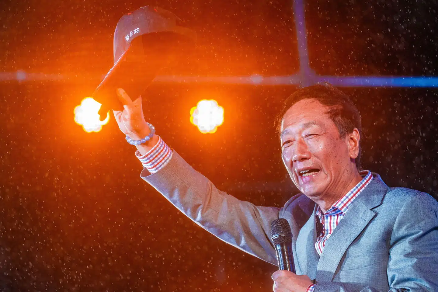 Når valget løber af stablen i Taiwan, får det stor betydning for verden. Øen producerer mange af verdens mest avancerede mikrochip. Samtidig gør Kina krav på øen, mens USA bistår øen med våbensalg og træning. Her ses præsidentkandidat Terry Gou. Hans kandidatur er et symbol på en splittet opposition.